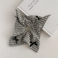 Détail d'un chouchou à carreaux noirs et blancs de style ballet avec petits nœuds mignons - Style Foulard Carré Nœud Carreaux Noir