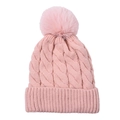 Dettaglio del cappello in maglia a trecce rosa con grande pompon in ecopelliccia - Rosa