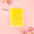 Mini A7 felgeel pluizig pluche notitieboekje met zilveren sleutelhanger op roze decor - A7 Mini / Geel