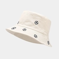 Dettaglio del cappello a secchiello in tela crema con ricamo a forma di pallone - M(56-58cm) / Beige