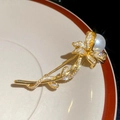 Macro de broche de flor dorada con perla blanca y pétalos de circón resplandecientes - Broche - Dorado / Dorado