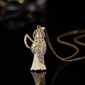 Pendentif faucheuse dorée avec zircons colorés sur une fine chaîne en or - Faucheuse 03 Zirconium Coloré