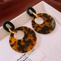 Detail of tortoiseshell acrylic hoop earrings with black matte links and golden accents - 52# Silver Needle - Dark Brown - Round