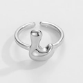 Nahaufnahme eines silbernen verstellbaren Rings im Liquid-Metal-Stil mit Glanzfinish - Buchstabe L