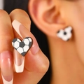 Gros plan de boucles d'oreilles en bois en forme de cœur avec motif football - Football Noir Blanc en Bois (8971)