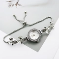 Dettaglio dell'orologio a bracciale in argento con fiori, foglie e brillanti strass - Bianco