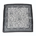 Detailaufnahme eines quadratischen Halstuchs mit schwarz-weißem Paisley-Muster - Schwarz Weiß Paisley (45#)