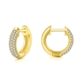 Detailaufnahme goldplattierter Creolen mit Mikropavé-Zirkonia-Einlage im Hip-Hop-Stil - Gold + Weißer Stein