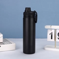 Detalle de botella térmica negra de acero con tapa magnética y asa de transporte - 12oz / Negro