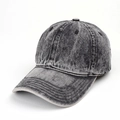 Detalle de gorra de béisbol en denim lavado con tejido gris vintage y costuras - Ajustable / Negro