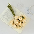 Bouquet de pivoines artificielles champagne sur un livre ancien avec des perles - Jaune