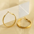 Créoles dorées minimalistes avec finition mate sur fond de soie élégant et chic - Or 30mm