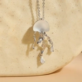 Elegante colgante de medusa con parte superior mate y tentáculos de metal plateado - Medusa Oro Blanco 14K