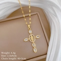 Détails du pendentif croix en or avec oxydes de zirconium sur coffret élégant - Collier Croix Vierge Marie Doré (K421)
