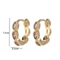 Primer plano de aros dorados con tres circonitas marquesa y detalles de bordes de cuentas - Estilo Borde de Cuentas Marquesa (E1)