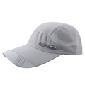 Casquette de sport grise en mesh respirant avec tissu léger à séchage rapide et détail métal - Gris clair
