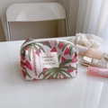 Détail d'une pochette en toile brodée avec motifs de palmier et pastèque en décor intérieur - Forêt de Cocotiers Rose