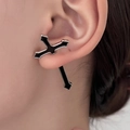 Orecchino a perno a croce nera gotica con bordo argento indossato da modella - Orecchino a bottone a croce singolo / Bianco K / Croce nera