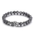 Herenarmband van agaat en tijgeroog kralen met een zilveren schedelhanger op witte basis - Grijze Steen Schedel Stijl (KB70577-BD)