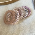 6er-Set bunte Spiral-Haargummis in Rosa und Blumenmuster auf beigem Plüschstoff - Blumen-Herz-Mix (45#) / 5-teiliges Set / Rosa-Lila
