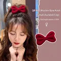 Detalle de pinza para el pelo con lazo de lana roja, clip de pato y medida de 5,5 cm - 6# Pinza para el Cabello con Pajarita de Lana - Rojo