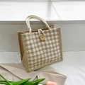 Schicke Khaki-Einkaufstasche mit Hahnentrittmuster, Seilgriffen und Holzknopf-Detail - Houndstooth / Khaki