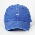 Dettaglio del ricamo a croce su un berretto in denim lavato vintage con trama tessuto - Blu Reale