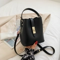 Sac seau classique en similicuir noir avec détails dorés et bandoulière réglable - Noir