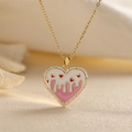 Dettaglio del ciondolo a cuore con smalto rosa e cristalli su una catena dorata - Smalto Rosa Bianco Cuore Rosso Bordo Strass