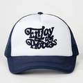 Gros plan de la broderie Enjoy the process sur casquette trucker bleue et blanche - Taille unique / Bleu Marine et Blanc