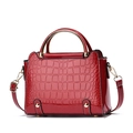 Bolso de mano rojo en charol con grabado de cocodrilo, asas doradas y bandolera - Rojo