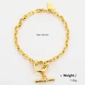 Bracciale a catena dorata con chiusura a levetta e ciondolo a cuore con incisione - Catena con Fibbia OT e Ciondolo a Cuore-Oro (NCB00642)