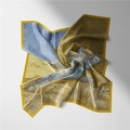 Gros plan d'un foulard en soie de 53cm avec imprimé Van Gogh et bordure jaune élégante - 53cm / Champ de blé avec cyprès Jaune - Van Gogh