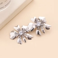 Elegantes pinzas para el cabello con flores plateadas y piedra de circonio clara - Plateado