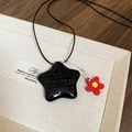 Collier avec pendentif étoile noire et breloque fleur rouge sur chaîne à billes - Noir (Avec Fleur Rouge)