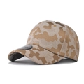 Dettaglio del berretto mimetico con una toppa nera SPORT sulla visiera rigida - Regolabile / Camuffamento Cachi