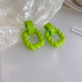 Boucles d'oreilles créoles torsadées vert fluo au design géométrique moderne - Créoles en Spirale Torsadées Vert Vif