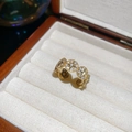 Detail eines 14k vergoldeten Rings mit Zirkonia in einer Schmuckschatulle aus Walnussholz - Dreifach Runder Stern Pavé Stil / Gold (Echtgold Vergoldet)
