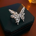 Anello aperto a farfalla argento con perle e zirconi su un portagioie esagonale - Stile Farfalla (HR1505) / Argento