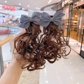 Pinza infantil con extensiones de pelo ondulado marrón y lazos de cuadros blancos - Peluca de Cuadros Blanco y Negro (Pinza de Pelo 024-Trenza)