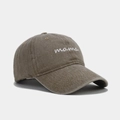 Gros plan de la broderie mama blanche sur casquette de baseball en coton délavé marron - Réglable / Kaki foncé