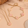 Detail van roze emaille klaverhangers op een 18K goud vergulde roestvrijstalen set - Roze Set