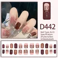 Détails macro des faux ongles D442 avec perles et motif à carreaux style français - Perle Quadrillage Tweed Nude Marron Foncé (D442)