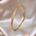 Dettaglio macro del bracciale placcato oro con zirconi cubici su seta color champagne - Bracciale Rigido Con Fibbia in Zircone a Fila