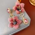 Detalle de pendientes vintage asimétricos con flores de tela rosa y motivos de corazón - Rosa (Poste de pendiente de plata de ley 925)