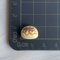 Mini dije de resina con forma de croissant y medida de 1,8 cm en alfombrilla - 01*Pan Redondo de Crema Amarilla