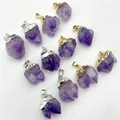 Flachbild von Amethyst-Anhängern mit Gold- und Silber-Metallkappen auf weißem Hintergrund - Versilberter Amethyst