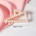 Pinza per capelli triangolare con perle bianche