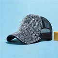 Dettaglio cappello nero con strass argentati e retro in rete traspirante - Rete Nera Strass Argentati