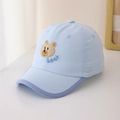 Détail d'une casquette bébé en coton bleu clair avec broderie tête d'ours et texte - 48-52cm (2-6 Ans) / Bleu